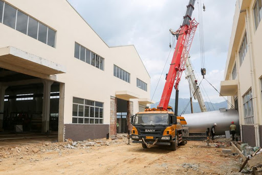 使用起重機進行吊裝 使用起重機進行吊裝