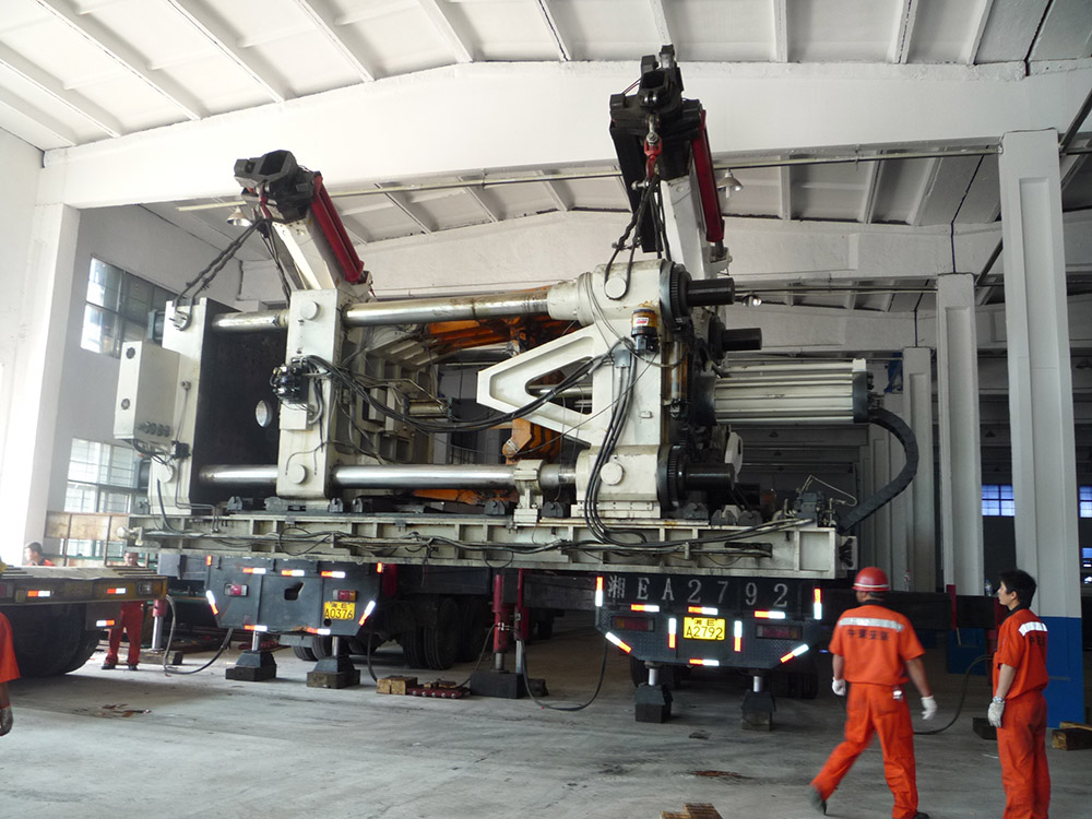 注塑機(jī)設(shè)備搬運(yùn)吊裝 注塑機(jī)設(shè)備搬運(yùn)吊裝