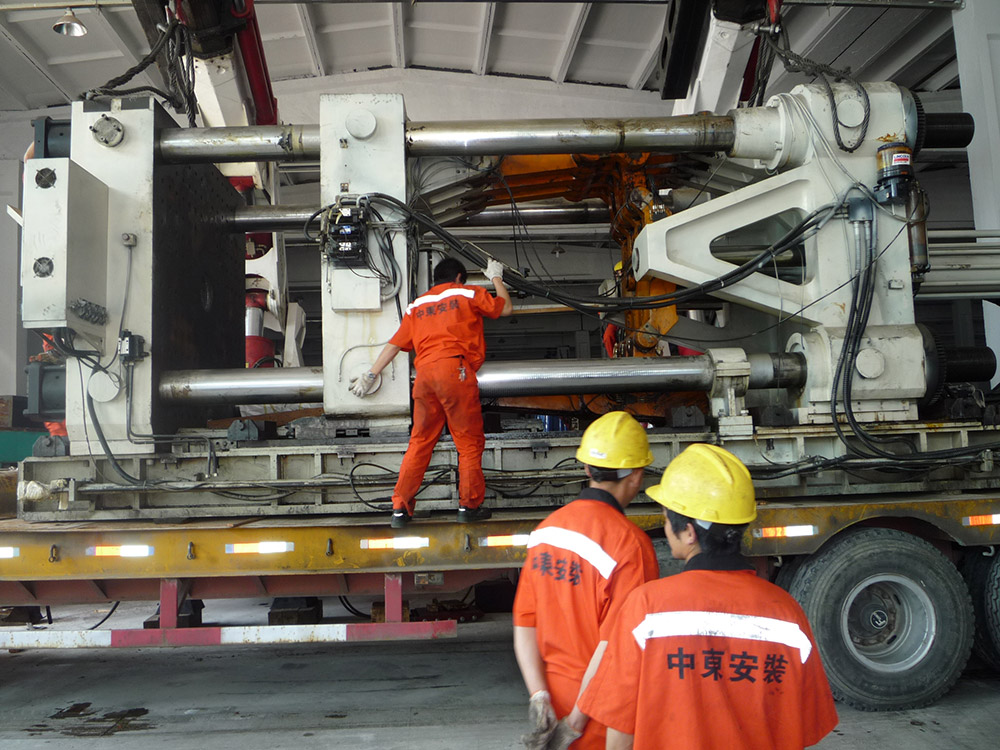 注塑機(jī)設(shè)備搬運(yùn)吊裝 注塑機(jī)設(shè)備搬運(yùn)吊裝